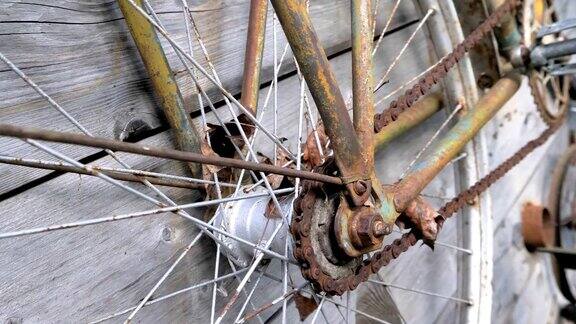 自行车的链条放在木轮子上