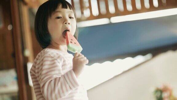 可爱的女孩正在吃西瓜冰淇淋