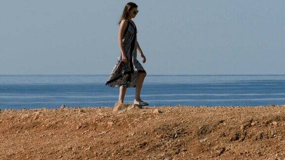 塞浦路斯的一个美女在岩石上行走