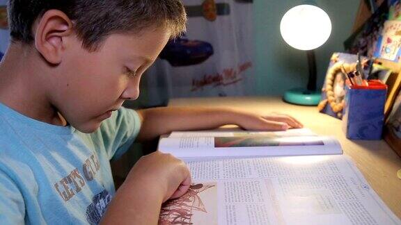 男孩用手指指着百科全书读台词