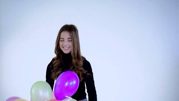 惊喜的女孩抓住气球微笑着玩