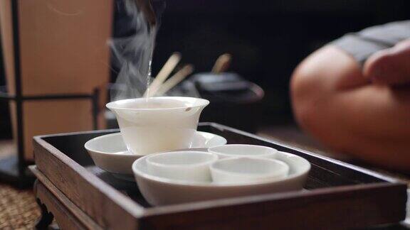 传统的中国功夫或功夫茶道茶师将绿茶倒入盖丸或中中国传统文化元素特写镜头4k