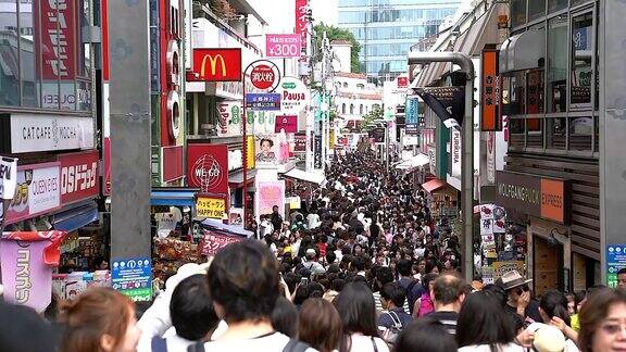 在日本东京的原宿路上拥挤的人群