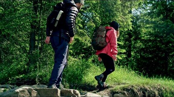 一对年轻夫妇一起在山里散步