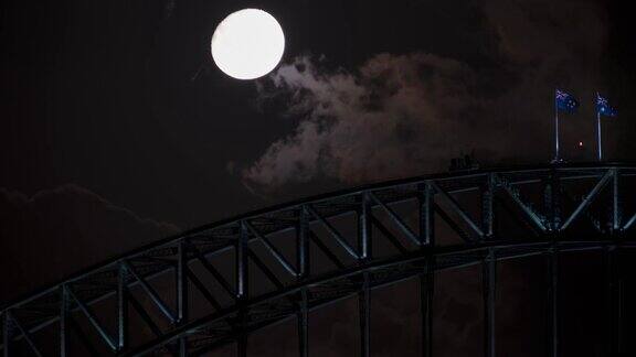 月圆之夜澳大利亚悉尼海港大桥上空月亮升起的时间间隔