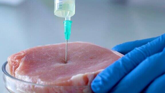 分析人员在肉块中进行注射以查看市场上产品的质量