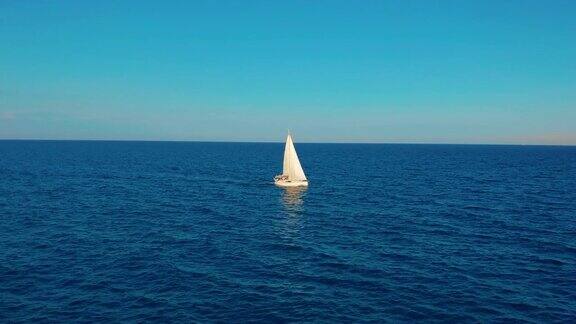 鸟瞰图游艇在晴朗的日子航行在公海上海上的帆船