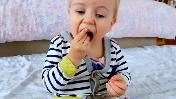 宝宝在吃石榴籽