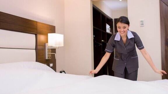清洁工在酒店整理床铺