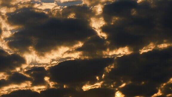 戏剧性的天空与云在日落时间流逝