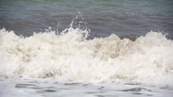 海上风暴海浪在卵石海滩上翻滚慢动作