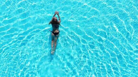 女人在游泳池游泳