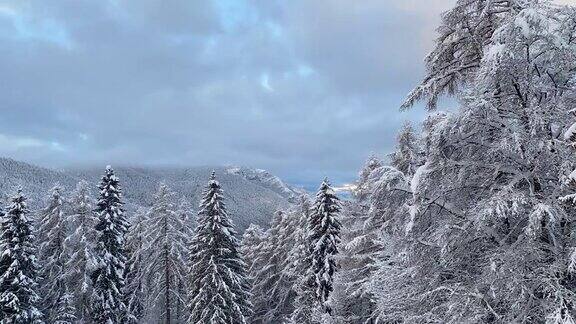 快速运行的云在雪景