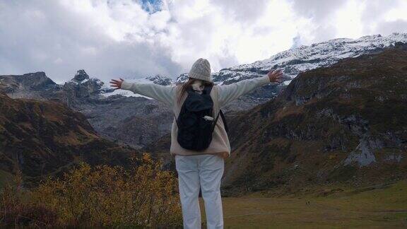 女人的手臂高举在山上