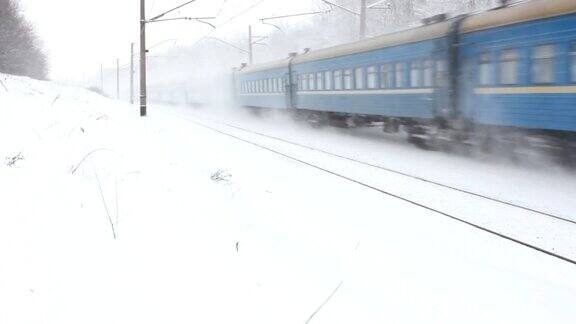 火车行驶在冬天的铁路上