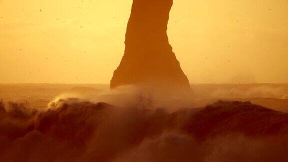 海洋中的山峰在黑海滩摇滚冰岛