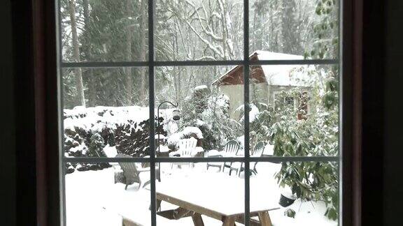 窗外的小木屋飘着雪花