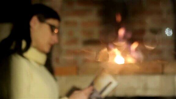 老妇人冬天在壁炉边看书