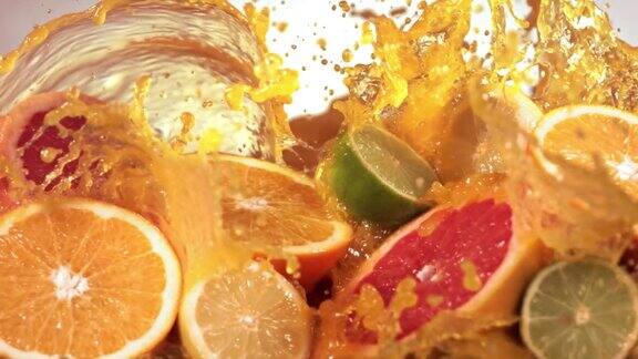 慢动作镜头柑橘水果和果汁溅过柠檬青柠柚子片