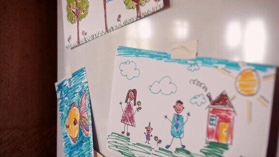 孩子的家庭图画贴在家里的冰箱门上