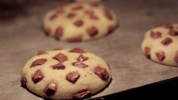 时间流逝在烤箱中烘焙巧克力饼干