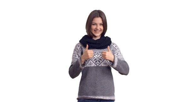 年轻美丽的女孩在冬季毛衣展示拷贝空间