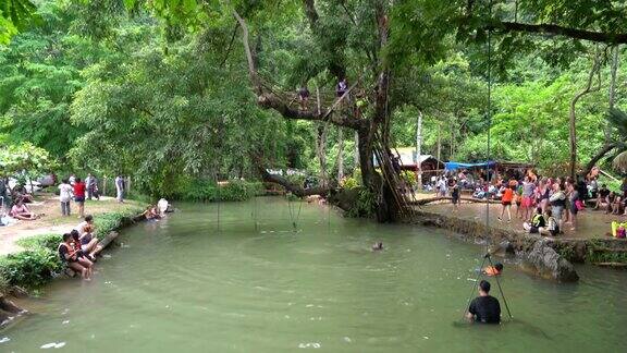 游客们在老挝的万荣的蓝礁湖享受