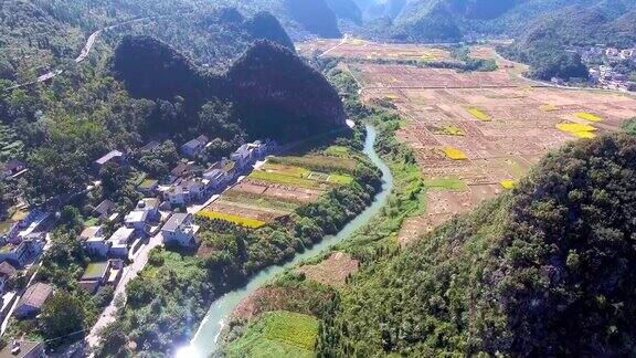 鸟瞰图水稻和中国传统绿色村庄山谷云南省中国