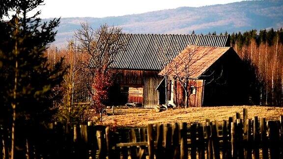 美丽的木屋在高山乡村景色