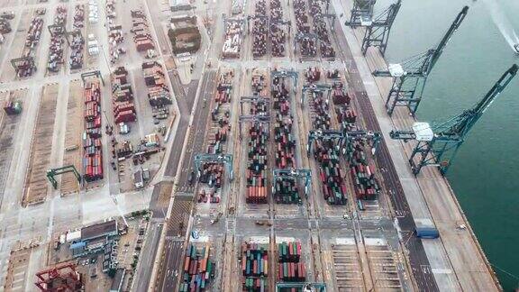 集装箱船繁忙工业港口的超延时和无人机视角