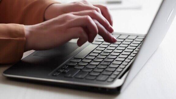 键盘打字博客作家女性手手提电脑