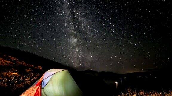 晚上银河在帐篷上方旋转时间流逝