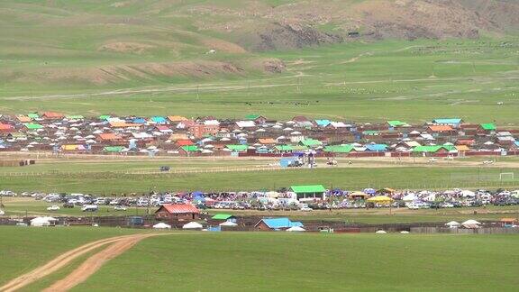 在蒙古的一个乡村城市参加传统那达慕节