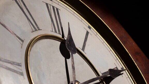 TIMELAPSECLOSEUP一个罗马数字的古董钟
