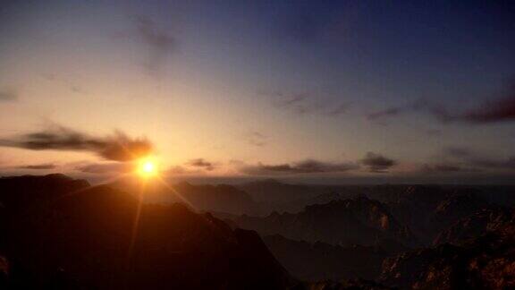 日落时间流逝在山峰