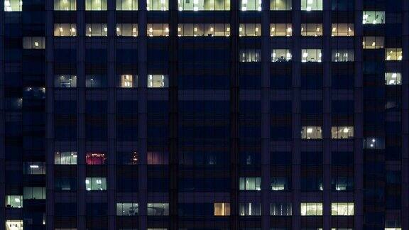 现代化的办公楼在晚上