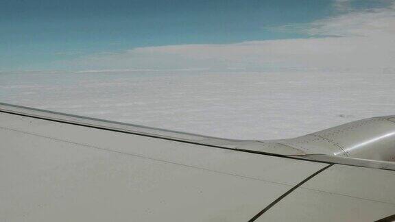 飞机在云上