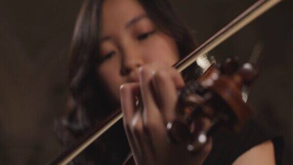 把焦点从女小提琴手拉到手拉小提琴