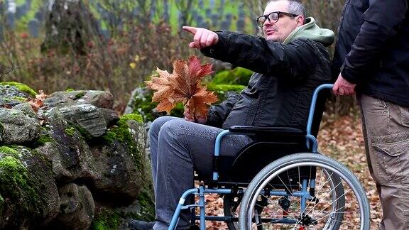 坐在轮椅上的残疾人在户外