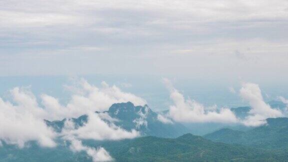 带雾流的热带山脉的航空延时摄影