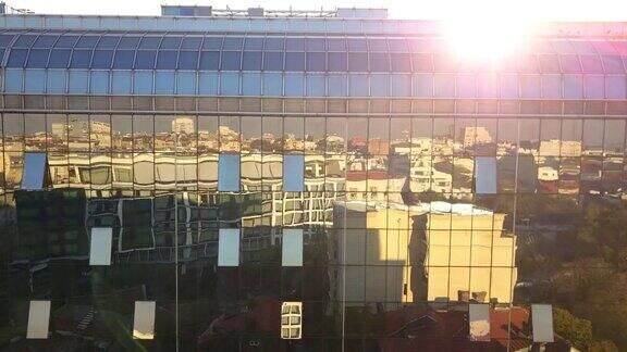 窗户将阳光反射到贝尔格莱德的一幢高层建筑上