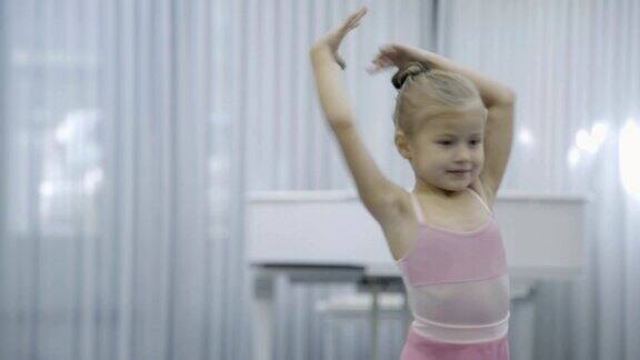 在芭蕾课上跳舞的小女孩