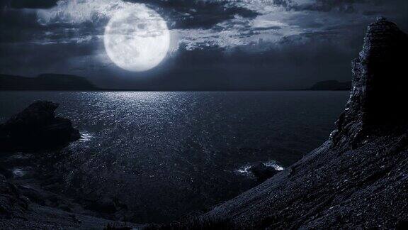 夜晚月亮和海滨景色
