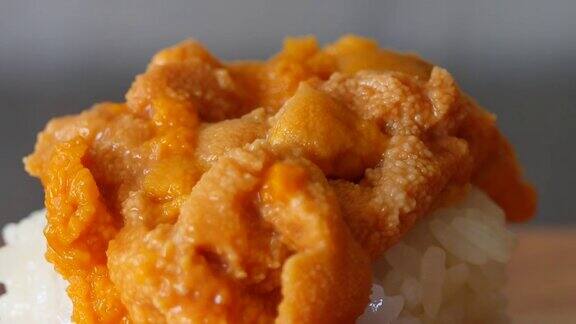 日本寿司海胆浇在醋饭上的特写视频