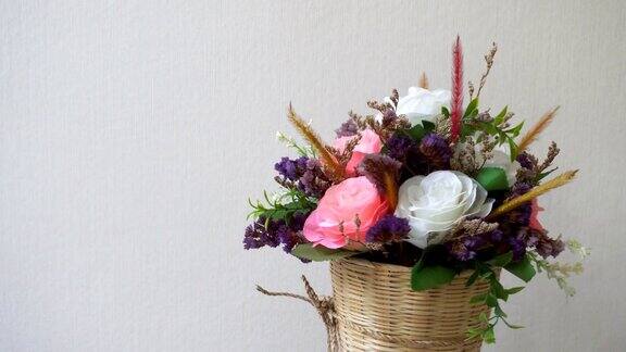 粉红色和白色的玫瑰花编织木花瓶与小装饰叶子和小花在白色背景旋转粉彩花系列展示