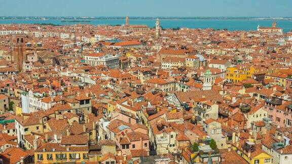 意大利夏日威尼斯城著名的圣马可钟楼航拍城市全景4k时间推移