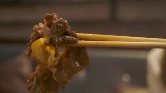 一位亚洲妇女正在吃日本和牛涮锅