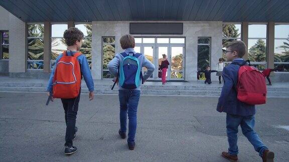 三个男生走到学校门口