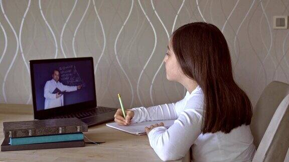 小女孩在家上网络课