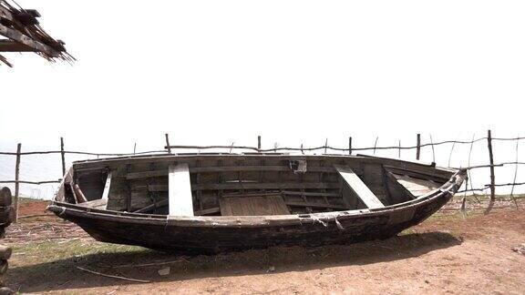 生锈的旧木船海滩上被遗弃的旧划艇视频海滩上的一条旧船